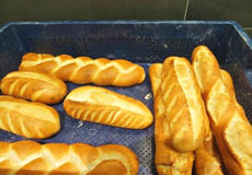 パリのパン屋さんでバゲット作りを体験！