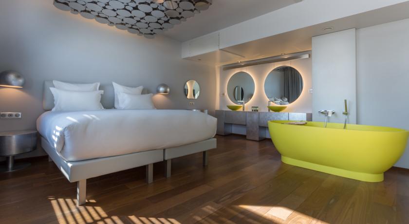 セーヌ川に浮かぶ 話題のパリの一押しホテル フランス旅行専門店 空の旅