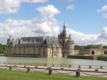 シャンティイにいってきました 馬博物館もシャンティイ城もとっても楽しめます フランス旅行専門店 空の旅