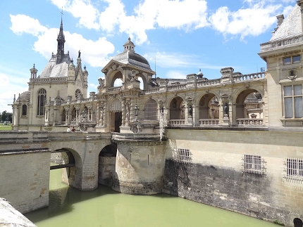 シャンティイにいってきました 馬博物館もシャンティイ城もとっても楽しめます フランス旅行専門店 空の旅