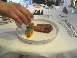 ENTRECOTE BLACK ANGUS, POLENTA ET ECHALOTES AU SEL Xe[LA|^ƃGVbgA\[X摜