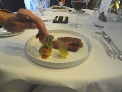 ENTRECOTE BLACK ANGUS, POLENTA ET ECHALOTES AU SEL Xe[LA|^ƃGVbg̉摜2