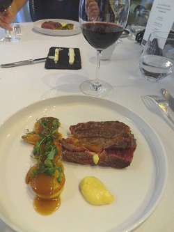 ENTRECOTE BLACK ANGUS, POLENTA ET ECHALOTES AU SEL Xe[LA|^ƃGVbg̊g摜