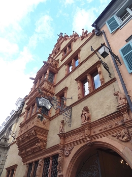 MAISON DES TETES̉